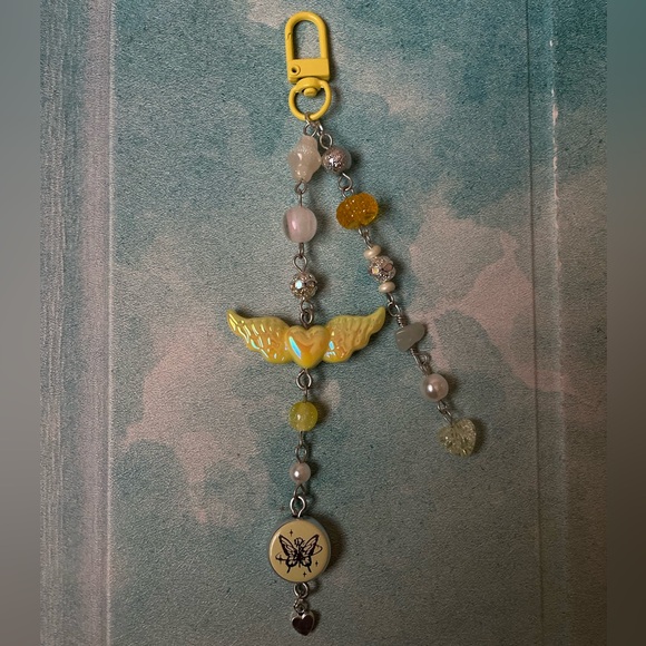 Yellow butterfly and angel wing keychain - Picture 6 of 6
